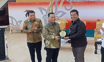 Bupati Simalungun, Sumut, Radiapoh Hasiholan Sinaga kanan bersama Bupati Kotim, Kalteng, Halikinnor kiri di Rujab Bupati Kotim, Sampit, Jumat, 20 Oktober 2023.