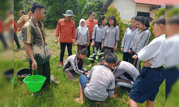 DLHK Seruyan membagikan bibit tanaman dan bak sampah ke sekolah dan tempat ibadah, Selasa, 31 Oktober 2023.