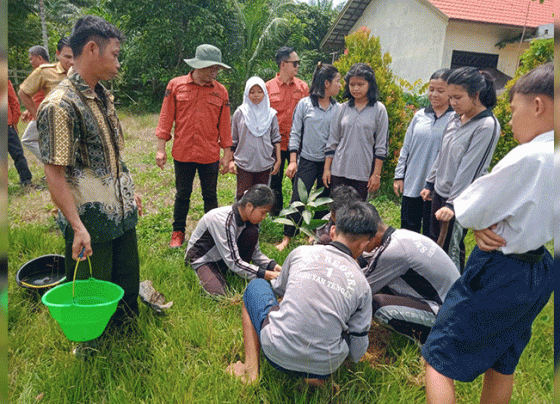 DLHK Seruyan membagikan bibit tanaman dan bak sampah ke sekolah dan tempat ibadah, Selasa, 31 Oktober 2023.
