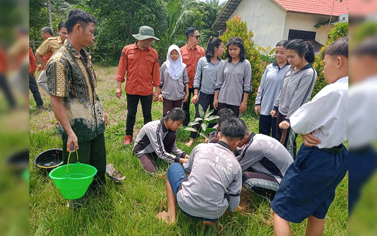 DLHK Seruyan Bagikan Bibit Tanaman dan Bak Sampah, Sasar Tempat ini