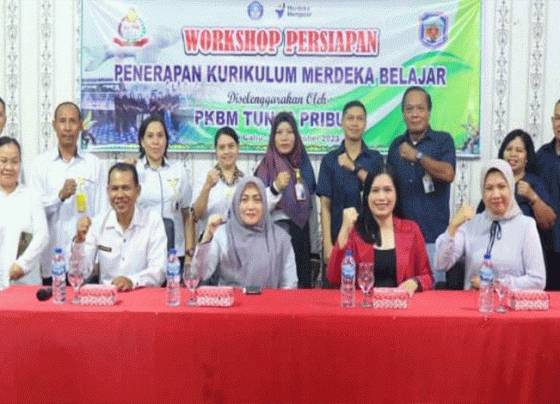 Foto bersama antara Kepala PKBM, tutor, operator PKBM, para narasumber workshop dan jajaran anggota Dinas Pendidikan dan Kebudayaan Murung Raya, Rabu, 11 Oktober 2023.