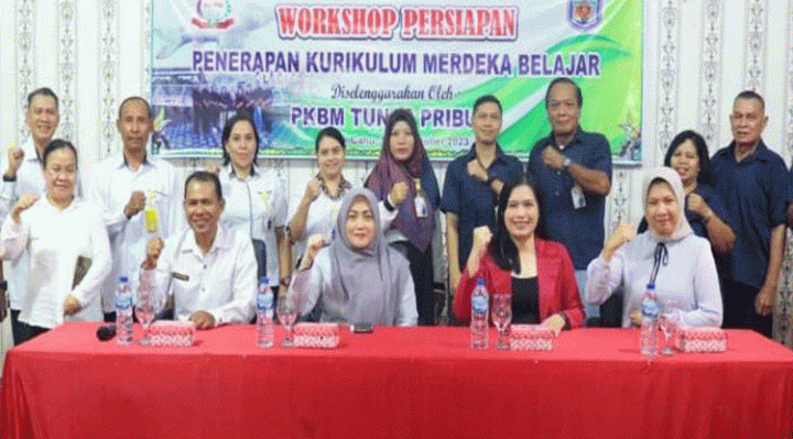 Foto bersama antara Kepala PKBM, tutor, operator PKBM, para narasumber workshop dan jajaran anggota Dinas Pendidikan dan Kebudayaan Murung Raya, Rabu, 11 Oktober 2023.