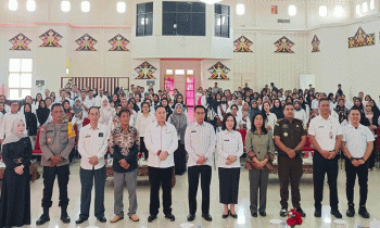 Foto bersama peserta sosialisasi, anggota DPRD, dan jajaran Pemerintah Kabupaten Murung Raya di Gedung Pertemuan Umum (GPU) Tira Tangka Balang di Puruk Cahu, Rabu, 25 Oktober 2023.