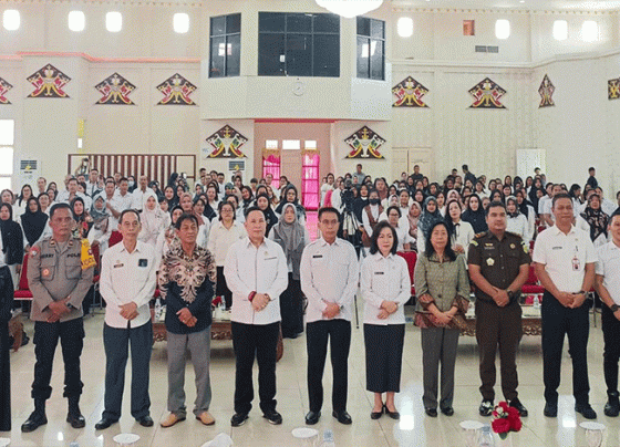 Foto bersama peserta sosialisasi, anggota DPRD, dan jajaran Pemerintah Kabupaten Murung Raya di Gedung Pertemuan Umum (GPU) Tira Tangka Balang di Puruk Cahu, Rabu, 25 Oktober 2023.