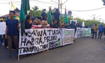 HMI Palangka Raya menggelar aksi unjuk rasa di depan gerbang Mapolda Kalteng, Selasa, 10 Oktober 2023.