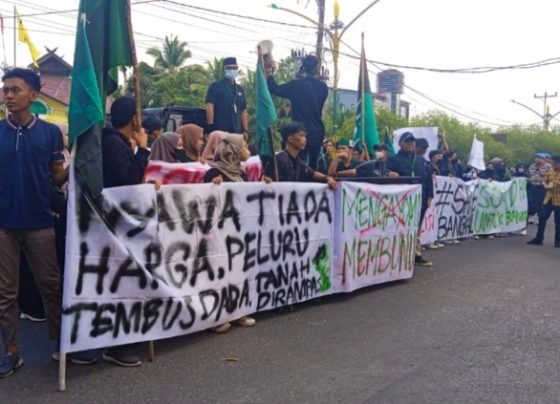 HMI Palangka Raya menggelar aksi unjuk rasa di depan gerbang Mapolda Kalteng, Selasa, 10 Oktober 2023.