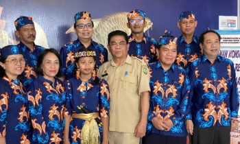 Jois (selendang emas) berfoto bersama dengan rombongan dan Asisten 1 Setda Kotim Rihel di Kantor Bupati Kotim, Senin, 23 Oktober 2023.
