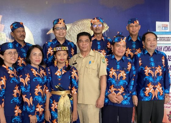 Jois (selendang emas) berfoto bersama dengan rombongan dan Asisten 1 Setda Kotim Rihel di Kantor Bupati Kotim, Senin, 23 Oktober 2023.