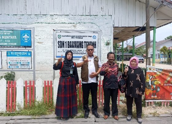 Kabid Pembinaan SD Disdik Kotim, Mahbub (dua kiri) dan Tim Direktorat SD Kemendikbudristek RI mengunjungi SDN 1 Baamang Tengah, Rabu 18 Oktober 2023