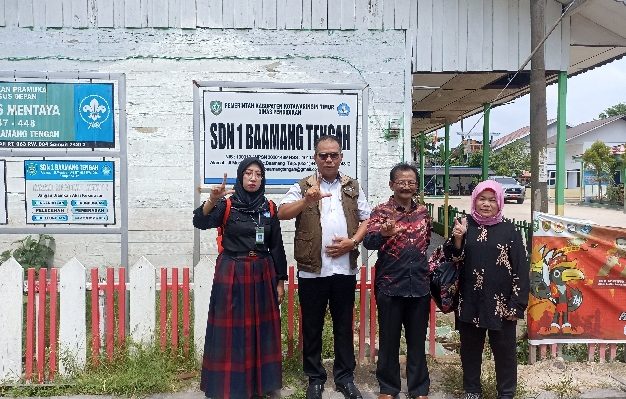 Kabid Pembinaan SD Disdik Kotim, Mahbub (dua kiri) dan Tim Direktorat SD Kemendikbudristek RI mengunjungi SDN 1 Baamang Tengah, Rabu 18 Oktober 2023