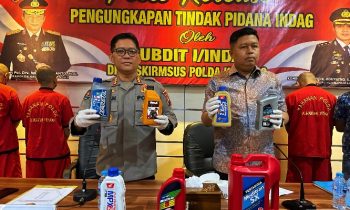 Kabidhumas Polda Kalteng, Kombes Erlan Munaji (kiri) dan Plt Kasubdit 1 Indagsi, AKBP Telly Alvin saat pers rilis pengungkapan peredaran oli palsu
