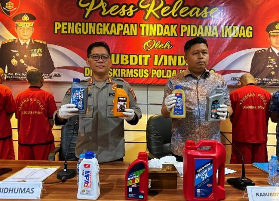 Kabidhumas Polda Kalteng, Kombes Erlan Munaji (kiri) dan Plt Kasubdit 1 Indagsi, AKBP Telly Alvin saat pers rilis pengungkapan peredaran oli palsu