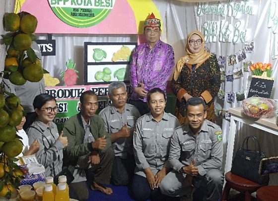 Kadistan Kotim, Sepnita bersama Asisten I Setda Kotim, Rihel mengunjungi salah satu stand produk pertanian, Rabu 4 Oktober 2023.