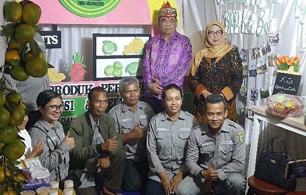 Kadistan Kotim, Sepnita bersama Asisten I Setda Kotim, Rihel mengunjungi salah satu stand produk pertanian, Rabu 4 Oktober 2023.