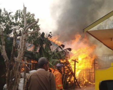 Kebakaran di Jalan DI Panjaitan, Sampit diduga gara gara kompor Kayu ditinggalkan menyala, Rabu 4 Oktober 2023.