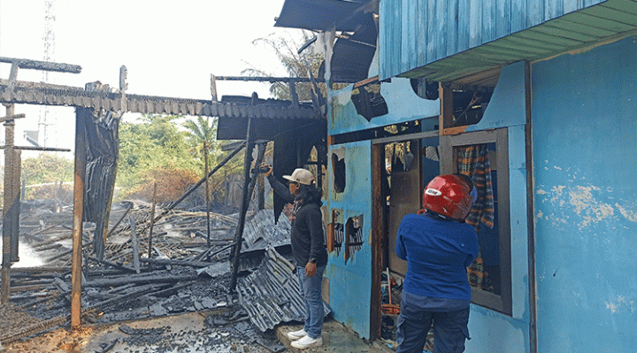 Kebakaran menghanguskan dua rumah di Jalan Muchran Ali, Baamang seberang SDN 1 Baamang Tengah, Jumat, 29 September 2023.