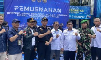 Kepala Bea Cukai Sampit Agus Dwi Setia (topi tengah) berfoto bersama dengan seluruh pihak terkait setelah melakukan memusnahkan barang bukti.