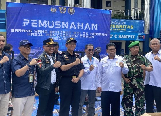 Kepala Bea Cukai Sampit Agus Dwi Setia (topi tengah) berfoto bersama dengan seluruh pihak terkait setelah melakukan memusnahkan barang bukti.