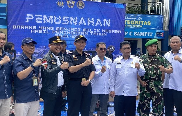 Kepala Bea Cukai Sampit Agus Dwi Setia (topi tengah) berfoto bersama dengan seluruh pihak terkait setelah melakukan memusnahkan barang bukti.