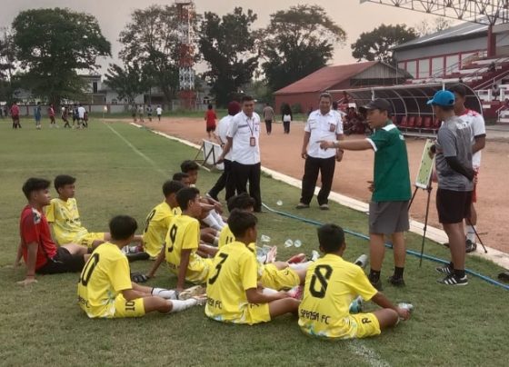 Kepala Dinas Pendidikan Kotim, M. Irfansyah beserta jajarannya memantau jalannya TC atlet GSI di Stadion 29 Nopember Sampit, Rabu 11 Oktober 2023