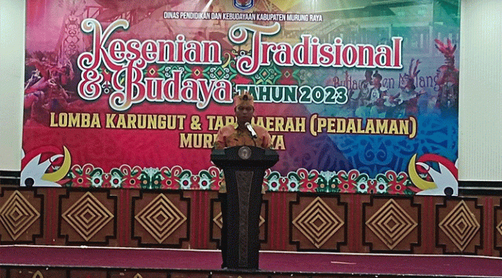 Kepala Disdikbud Mura Ferdinand Wijaya menyampaikan laporan dalam pembukaan lomba karungut dan seni tari daerah pedalaman di Gedung Pertemuan Umum (GPU) Tira Tangka Balang, Sabtu, 28 Oktober 2023.
