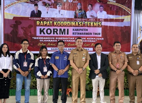 Kepala Dispora Kotim Wim RK Benung saat berfoto bersama setelah membuka kegiatan Rakornis Kormi di Gedung Serbaguna Sampit.