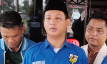 Ketua KNPI Kotim, Achmad Julianto tengah.