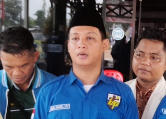 Ketua KNPI Kotim, Achmad Julianto tengah.