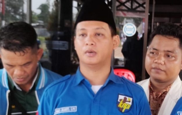 Ketua KNPI Kotim, Achmad Julianto tengah.