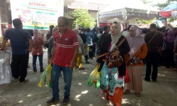 Masyarakat berbodong bondong membeli bahan pokok yang bertempat di halaman kantor Dinas Ketahanan Pangan Kotim.
