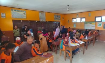 Momen saat orang tua murid di Kotim mengambil rapor bersama anaknya di sekolah.