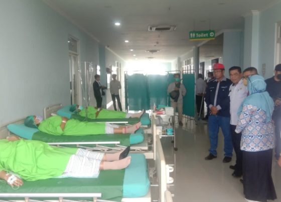 Para pasien layanan KB MOW saat menunggu antrean menggunakan baju operasi di RSUD dr Murjani Sampit, Rabu, 4 Oktober 2023.