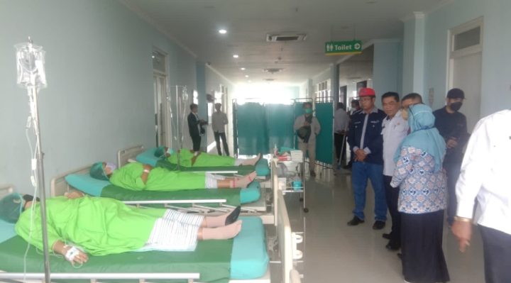 Para pasien layanan KB MOW saat menunggu antrean menggunakan baju operasi di RSUD dr Murjani Sampit, Rabu, 4 Oktober 2023.
