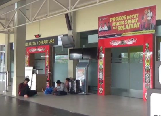 Para penumpang di Bandara H. Asan Sampit yang berasal dari luar Sampit terpaksa menunggu karena penerbangan yang batal, Minggu 8 Oktober 2023.