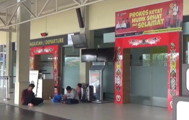 Para penumpang di Bandara H. Asan Sampit yang berasal dari luar Sampit terpaksa menunggu karena penerbangan yang batal, Minggu 8 Oktober 2023.