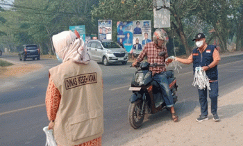 Pegawai Dinkes Kotim saat membagikan masker gratis untuk masyarakat, Senin, 2 September 2023.