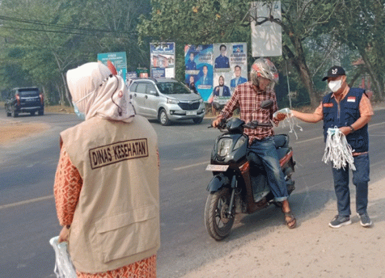 Pegawai Dinkes Kotim saat membagikan masker gratis untuk masyarakat, Senin, 2 September 2023.