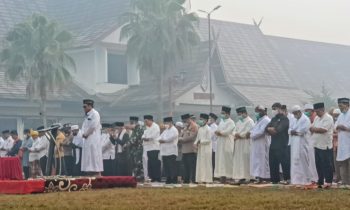 Pelaksanaan salat istiska di halaman kantor Pemkab Kotim di tengah kabut asap yang menyelimuti langit Sampit, Selasa 3 Oktober 2023.