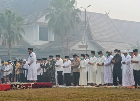 Pelaksanaan salat istiska di halaman kantor Pemkab Kotim di tengah kabut asap yang menyelimuti langit Sampit, Selasa 3 Oktober 2023.