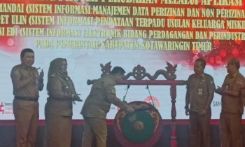 Pemukulan gong sebagai simbolis peresmian launching 3 aplikasi Pemkab Kotim di Aula Rujab Bupati Kotim, Senin 30 Oktober 2023.