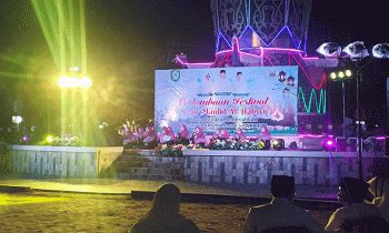 Penampilan salah satu peserta Festival Syair Maulid Al Habsyi yang digelar di Taman Kota Sampit, Jumat, 13 Oktober 2023.