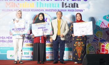 Pengelola tabungan Bank Kalteng SDN 4 Ketapang, Asykuriah paling kanan menerima penghargaan Juara 3 Tabela Bank Kalteng, Minggu 29 Oktober 2023.