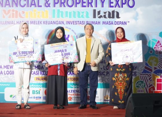 Pengelola tabungan Bank Kalteng SDN 4 Ketapang, Asykuriah paling kanan menerima penghargaan Juara 3 Tabela Bank Kalteng, Minggu 29 Oktober 2023.