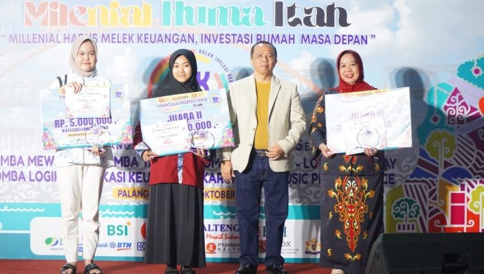 Pengelola tabungan Bank Kalteng SDN 4 Ketapang, Asykuriah paling kanan menerima penghargaan Juara 3 Tabela Bank Kalteng, Minggu 29 Oktober 2023.