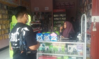 Penjaga toko aksesoris ponsel di Sampit, Kabupaten Kotawaringin Timur, yang nyaris jadi korban peredaran uang palsu.