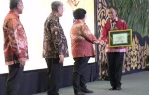 Penyerahan penghargaan adiwiyata nasional 2023 oleh Menteri KLHK, Selasa 17 Oktober 2023.