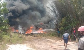 Perugas sedamg berupaya memadamkan api pada tumpukan ban bekar di Jalan Jumran Sampit, Senin, 2 Oktober 2023.