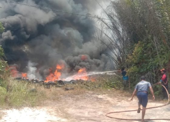 Perugas sedamg berupaya memadamkan api pada tumpukan ban bekar di Jalan Jumran Sampit, Senin, 2 Oktober 2023.