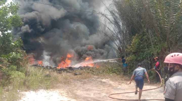 Perugas sedamg berupaya memadamkan api pada tumpukan ban bekar di Jalan Jumran Sampit, Senin, 2 Oktober 2023.