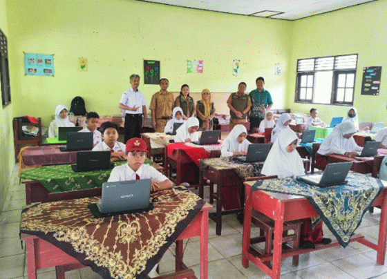 Petugas Disdik Kotim saat memantau pelaksanaan ANBK sekolah dasar baru baru ini.